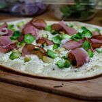 فطيرة على شكل بيتزا Flammkuchen بالبطاطس – لحم تركي